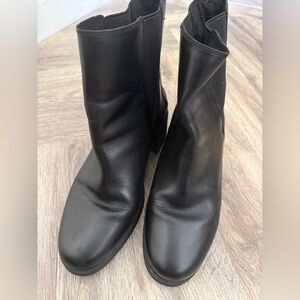 Pristine Timberland Black Leather chelsea Boots US10 1” heel